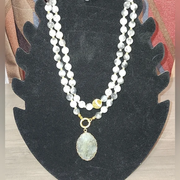 Beaded gemstone necklace featuring an oval pendant - Picture 2 of 5